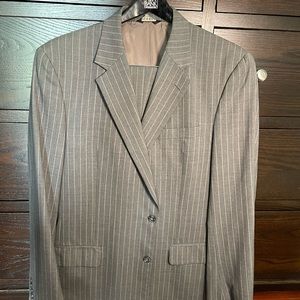 Jos A Bank breathable pin stripe suit